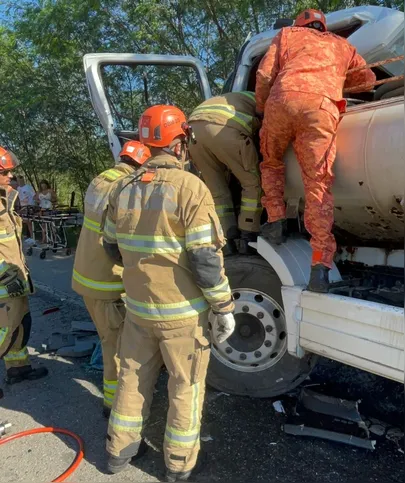 Imagem ilustrativa da imagem Motorista fica preso às ferragens após engavetamento na RJ-106, em Maricá