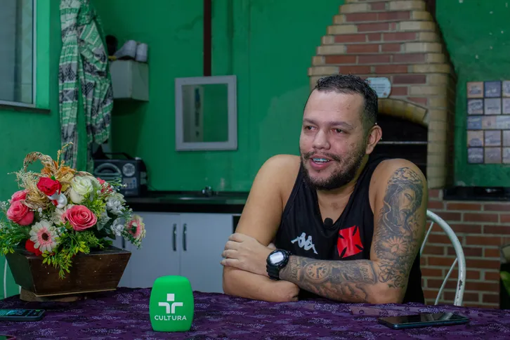 O impacto provocou ferimentos graves. Thiago teve fraturas no tornozelo, na canela e acima do joelho e precisou amputar a perna esquerda abaixo do joelho. Ainda no local, ele percebeu a gravidade da situação. “Eu falei: ‘Perdi minha perna’. Eu já sabia que tinha perdido”, relembrou.