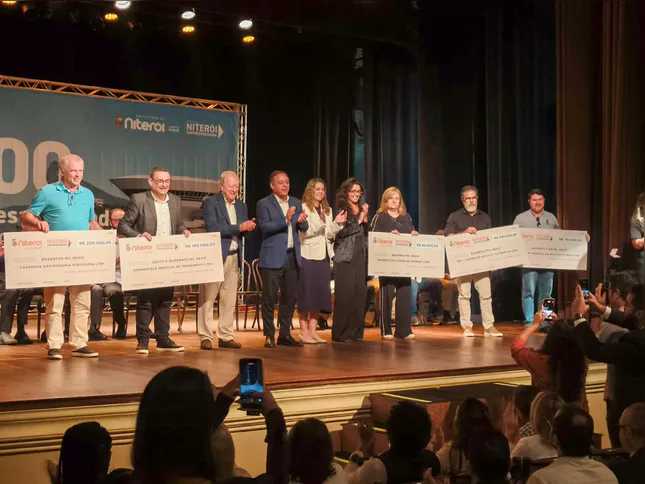 Entrega dos cheques simbólicos para alguns empreendedores da cidade que participam do programa