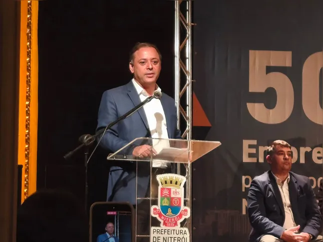 Prefeito de Niterói, Rodrigo Neves, durante discurso no Theatro Municipal