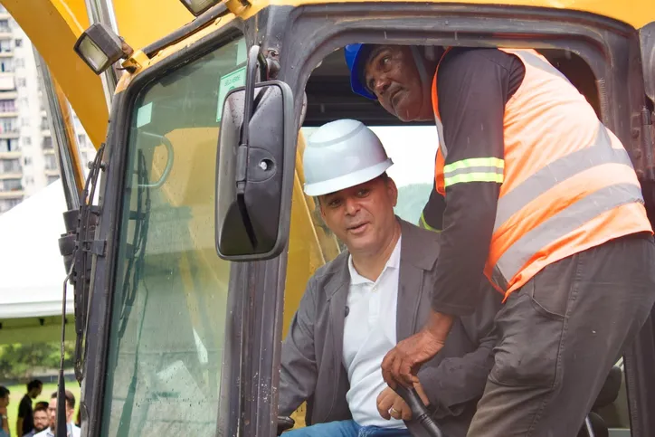 Em ato simbólico, prefeito dá a primeira marretada na arquibancada do Estádio Caio Martrins