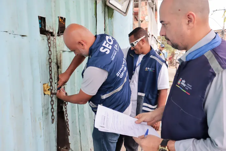 Ferro velho sendo lacrado por agentes
