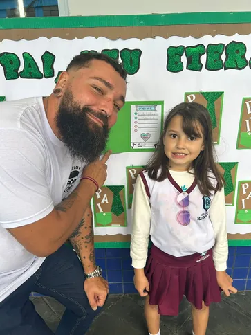 Heron Machado, servidor público de 35 anos, com sua filha Maitê