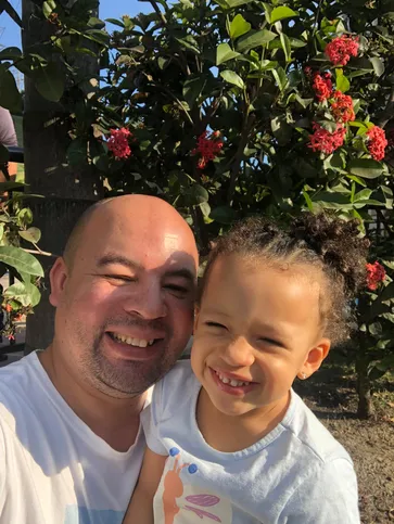 Marcelo Motta, jornalista, de 39 anos, ao lado de sua filha Luísa