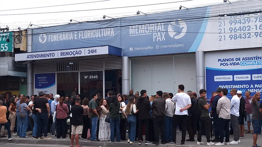 Amigos e familiares acompanharam o velório do piloto, Alessandro Rocha, de 51 anos
