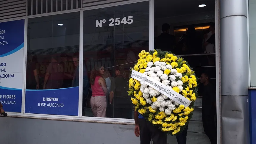 Coroa de flores dados pelo Clube de Aeronáutica