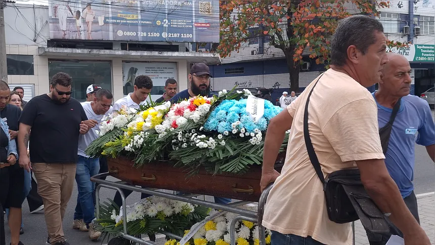 Filho de Alessandro, Sven Rocha dos Santos, de 23 anos, acompanha cortejo