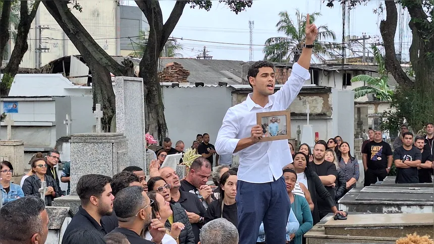 Amigos e familiares oram por Alessandro