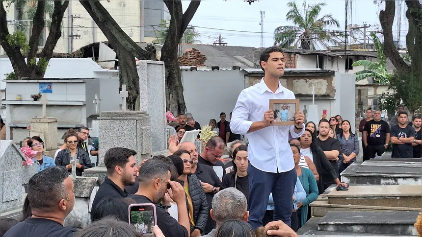Filho de Alessandro, Sven Rocha dos Santos, de 23 anos, homenajea o pai com sua foto