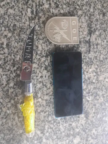 Na abordagem, os guardas municipais encontraram uma faca no interior da mochila de um dos suspeitos, que alegou ser para defesa pessoal, e um aparelho celular que possuía uma restrição de uso na operadora