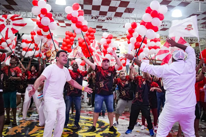 A parceria campeã contou com apoio de uma grande torcida na apresentação do samba 13