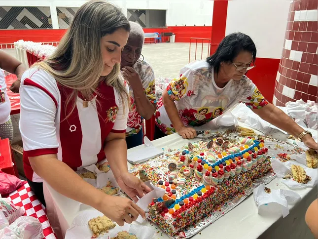 Além dos saquinhos, a criançada vai encontrar uma variedade de doces e guloseimas durante a manhã