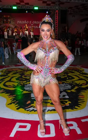 Andrea de Andrade é a famosa "musa das supercoxas" e rainha de bateria da Unidos do Porto da Pedra