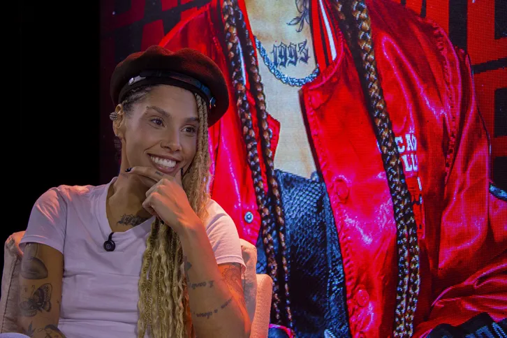 Amanda contou sobre o início de carreira e da relação com a vó, Tia Gessy