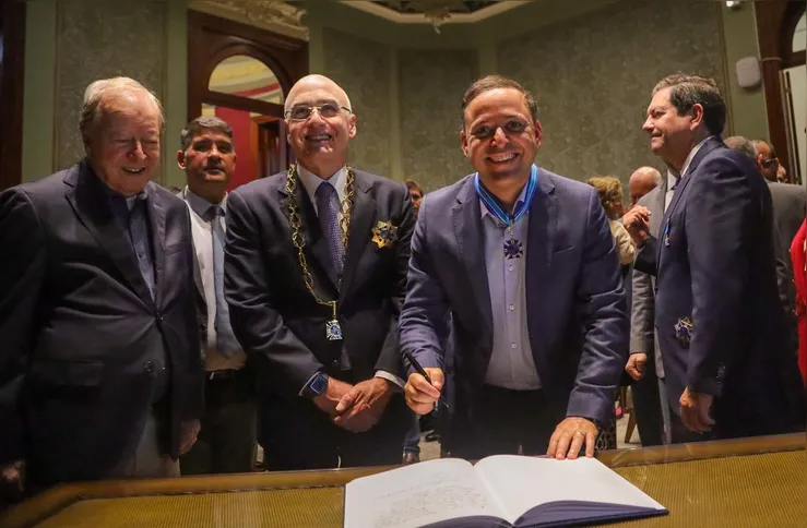 Imagem ilustrativa da imagem Rodrigo Neves recebe Ordem do Mérito Comercial Estácio de Sá