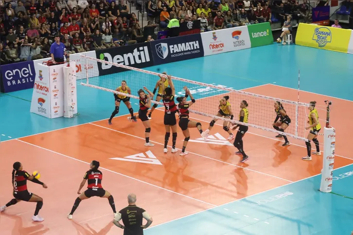 Imagem ilustrativa da imagem SESC-RJ Flamengo vence Dentil Praia Clube de virada e conquista Copa Supervôlei Feminino na Arena Niterói
