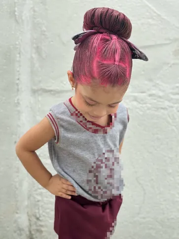 Maria Alice Batista Lima, de 3 anos, se divertiu com o cabelo maluco de borboleta imitando uma fada