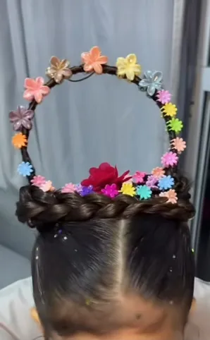 Cabelo maluco de cestinha que pode ser enfeitado com flores ou brinquedos