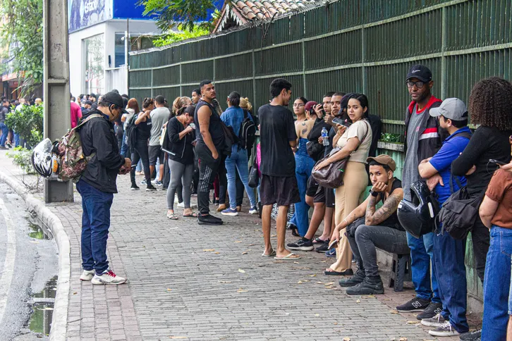 Trabalhadores relataram que não houve distribuição de senhas e que havia pessoas furando a fila