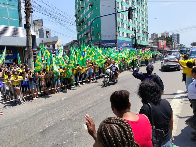 Uma multidão recepcionou o candidato Douglas Ruas