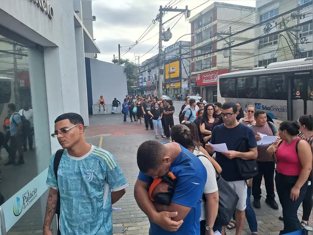 Segundo os trabalhadores, durante a tarde houve diferentes informações sobre a distribuição de senhas e sobre a quantidade de pessoas que ainda poderiam ser atendidas.
