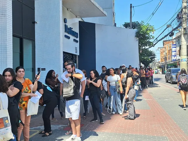 Imagem ilustrativa da imagem Último dia para entregar carta de oposição à contribuição sindical é marcado por longa fila em São Gonçalo
