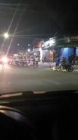 O veículo teria estacionado no local, e os ocupantes dispararam diversas vezes contra Sandrinho do Som