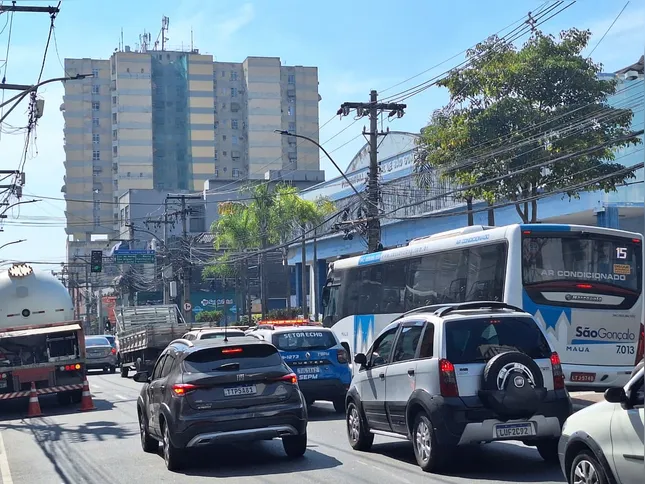 Escolas e comércio na região central de São Gonçalo causa intensa movimentação de veículos