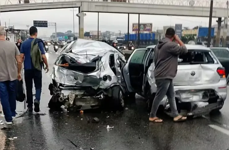 Imagem ilustrativa da imagem Engavetamento com 22 veículos deixa 10 feridos e motorista morto na Dutra