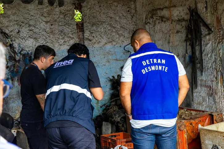 Em um dos estabelecimentos, foi encontrado um motor de um Volkswagen Gol, furtado em 2017, em Brás de Pina, Zona Norte da capital