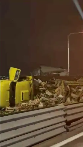 Carga de bananas fica espalhada pela via sentido Rio