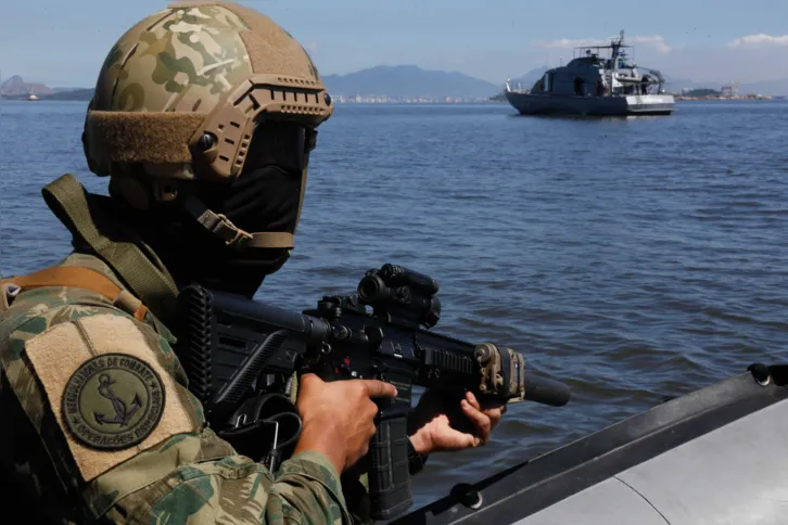 Durante a operação, foi empregada uma ‘Força-Tarefa Marítima’, que foi composta por 300 militares, 12 agentes da Polícia Federal, 2 navios e 10 embarcações, sendo 1 lancha blindada