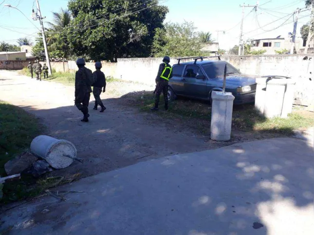 Com a ajuda de retroescavadeiras, algumas barricadas feitos pelos traficantes estão sendo retiradas