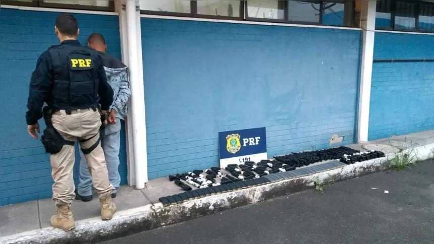 Armamentos seriam entregues no Complexo da Maré