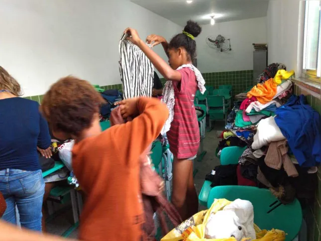 Bairro tem dois pontos de arrecadação de alimentos e roupas