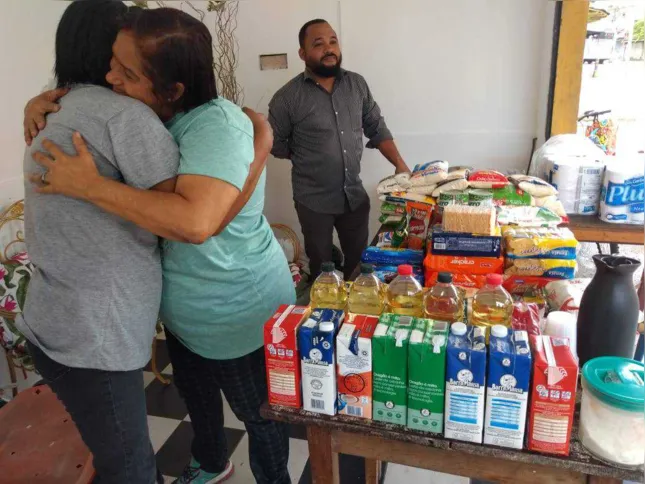 Bairro tem dois pontos de arrecadação de alimentos e roupas