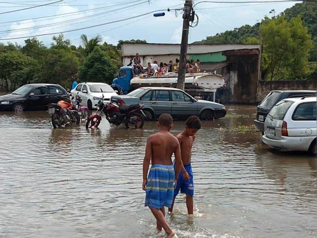 Botes foram usados para retirar a população do local