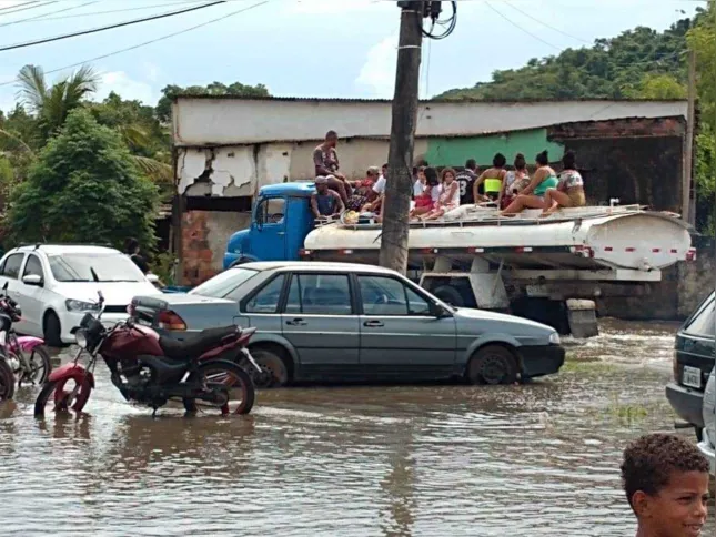 Botes foram usados para retirar a população do local