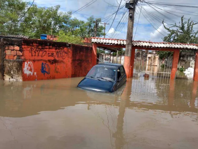 Botes foram usados para retirar a população do local
