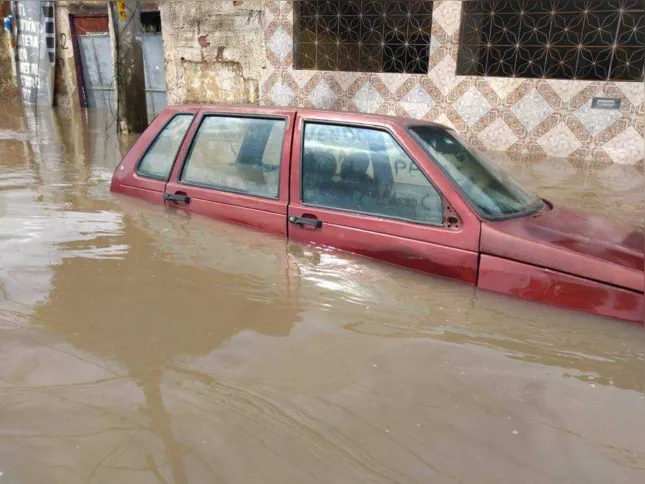 Botes foram usados para retirar a população do local