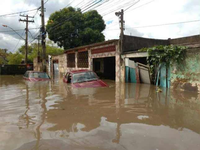 Botes foram usados para retirar a população do local