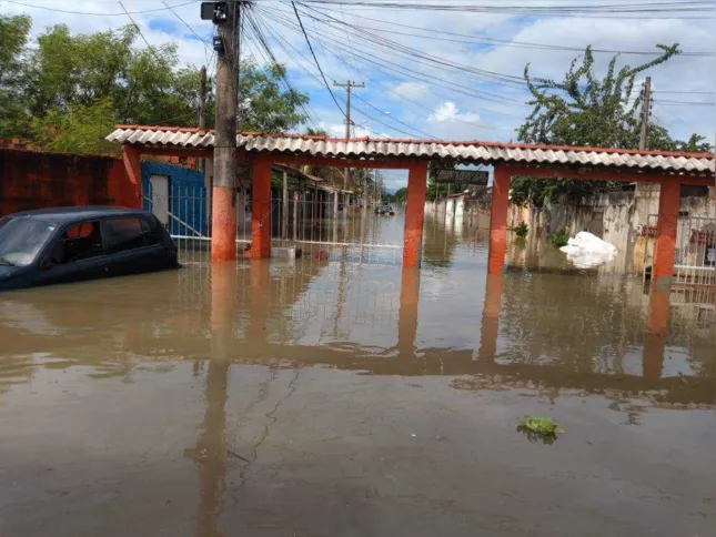 Botes foram usados para retirar a população do local