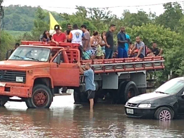 Botes foram usados para retirar a população do local