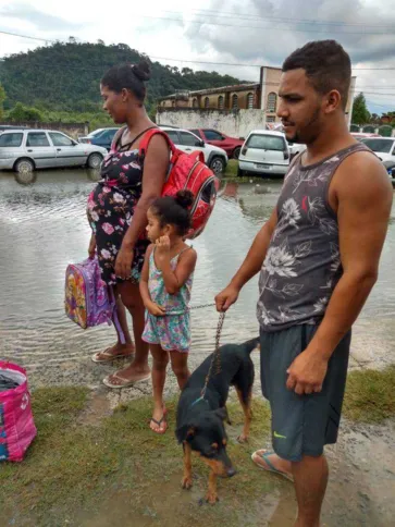 Botes foram usados para retirar a população do local
