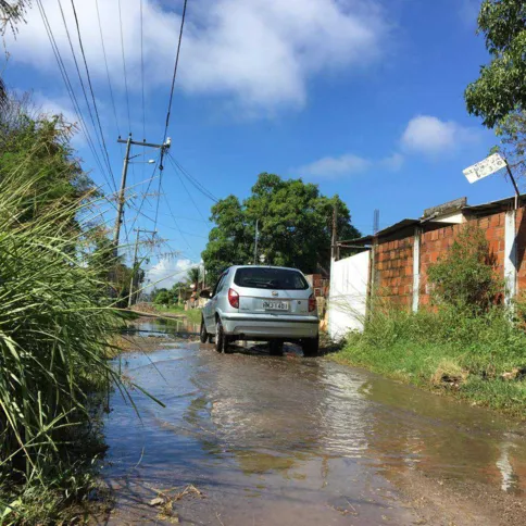 Bairro ainda está com ruas e casas alagadas