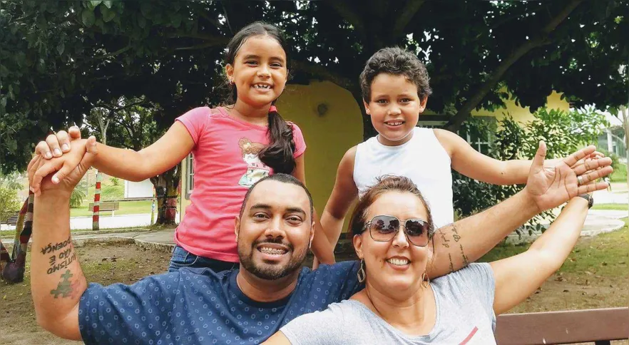 Robson e Alessandra são pais dos gêmeos Hugo e Alana. Diagnosticado com autismo, Hugo realiza tratamento com psicóloga 