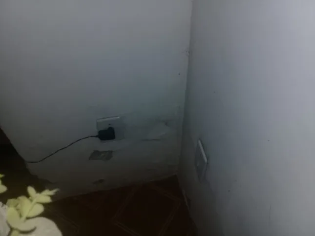As paredes da casa da família estão sendo destruídas pela água 