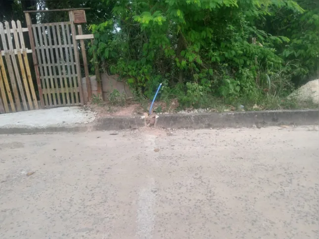 Moradores do bairro mostram as tubulações inutilizadas
