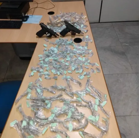 Imagem ilustrativa da imagem Disputa entre traficantes termina com um morto e um baleado no Fonseca