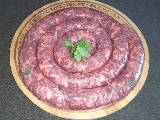 O casal vende linguiças de costela com recheio de aipim